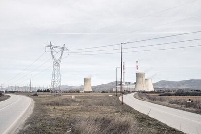 <p>La central eléctrica de carbón Combinado de Minería y Energía suministra aproximadamente el 70% de la electricidad de Macedonia del Norte quemando lignito, una variedad de carbón de baja calidad altamente contaminante. Cuando el viento sopla con fuerza, las cenizas volantes se dispersan por el aire y se convierten en una amenaza para la salud de los trabajadores de la central y la población local. </p>
<p>La agencia de noticias local Makfax informó de que Petre Shilegov, alcalde de Skopje, había confirmado que unos 60.000 hogares consumían madera y carbón de baja calidad para la calefacción. La población utiliza incluso textiles, plásticos y basura para calentar las casas debido a la falta de suministro estable de gas y a los altos precios de la electricidad. </p>