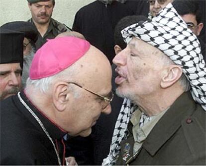 Arafat besa a Michel Sabah, el patriarca de Jerusalén, que le visitó ayer en Ramala.