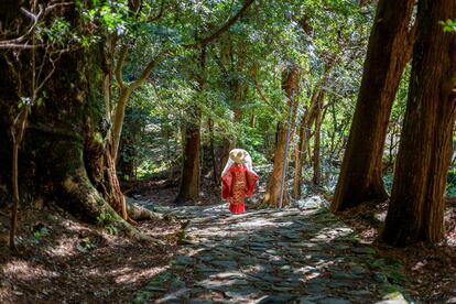 Una peregrina, con el traje del periodo Heian, haciendo el Camino Kumano.