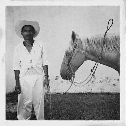 Don Gerardo posa com seu cavalo El Guero em Huehuetonoc, Guerrero.