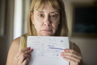 Lourdes Mur with the invoice she received from María Isabel Oliver.