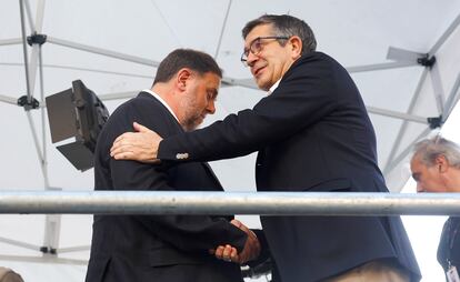 Oriol Junqueras (ERC) y Patxi López (PSOE) se saludan, este miércoles en los alrededores del Congreso.