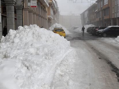 Vista de la nieve caída este jueves en Riaño (León), en una jornada marcada por las fuertes nevadas en casi toda España.