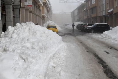 Vista de la nieve caída este jueves en Riaño (León), en una jornada marcada por las fuertes nevadas en casi toda España.