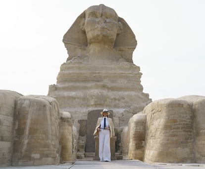 El 6 de octubre de 2018, Melania Trump visitaba la Esfinge y las pirámides de Giza. Entonces optó por un conjunto de pantalón ancho y camisa blanca con corbata fina negra, sombrero borsalino y bailarinas beis y negras.