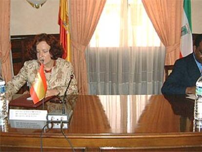 Los ministros Ana Palacio y Pastor Michá firman en Malabo un acuerdo sobre inversiones, en noviembre pasado.