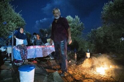 Dentro del recinto, las 150 familias allí acogidas han vuelto a acampar, otra vez sin espacio para un mínimo margen de intimidad. En la imagen, un grupo de refugiados pasa la noche a la intemperie tras el incendio del campo de refugiados de Moria, en Lesbos (Grecia).