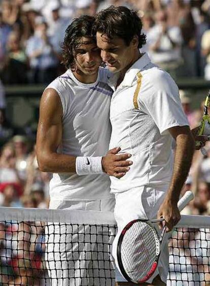 Nadal y Federer, tras la final de Wimbledon de 2007