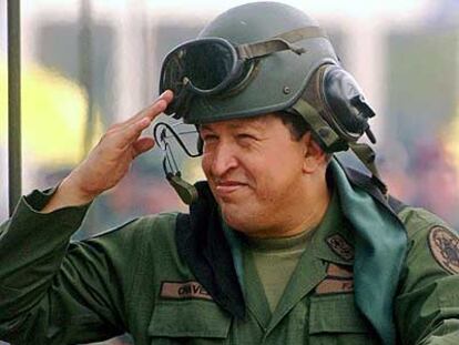 El presidente venezolano, Hugo Chávez, saluda desde un tanque durante un desfile en junio pasado.