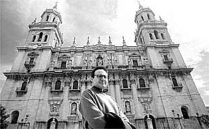 Pedro Galera Andre, ante la Catedral de Jaén.