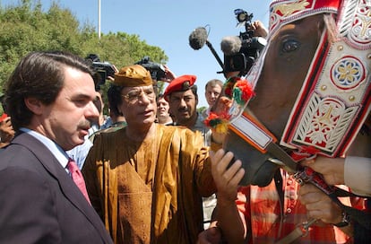 El presidente libio, Muamar El Gadafi, regaló un caballo de raza árabe a José María Aznar durante su visita a Trípoli el 18 de septiembre de 2003. El animal se llamaba 'El rayo del líder'.