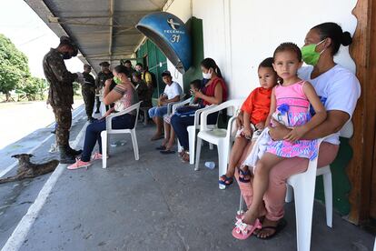 Pacientes de una comunidad rural esperan su turno en la consulta del médico, en el Estado de Amazonas en Brasil. 