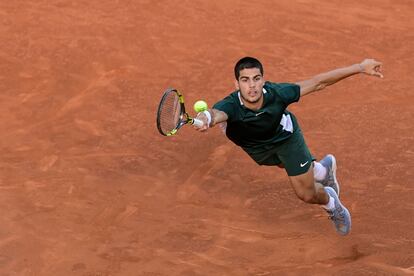 Carlos Alcaraz, durante el partido contra Alexander Zverev,  en el que se disputaban la final del ATP Tour Madrid Open de tenis, de este año, en la Caja Magica de Madrid.