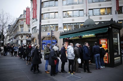 La gente hace cola para obtener una copia de 'Charlie Hebdo' ante un quiosco en París.