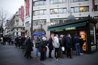 La gente hace cola para obtener una copia de 'Charlie Hebdo' ante un quiosco en París.