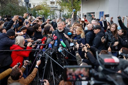 O jornalista Dmitry Muratov, um dos ganhadores do Nobel da Paz 2021, fala com repórteres em Moscou nesta sexta; ele divide o prêmio com a filipina Maria Ressa.