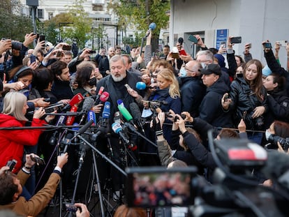 O jornalista Dmitry Muratov, um dos ganhadores do Nobel da Paz 2021, fala com repórteres em Moscou nesta sexta; ele divide o prêmio com a filipina Maria Ressa.