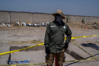 Personal de la fiscalía estatal labora en el interior del rancho Izaguirre, en Teuchitlán, Jalisco