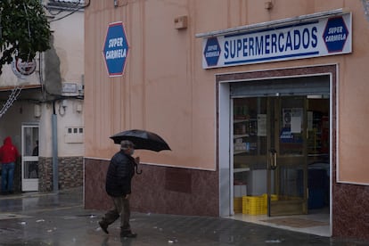 Un hombre entra a un supermercado en El Palmar de Troya (Sevilla).