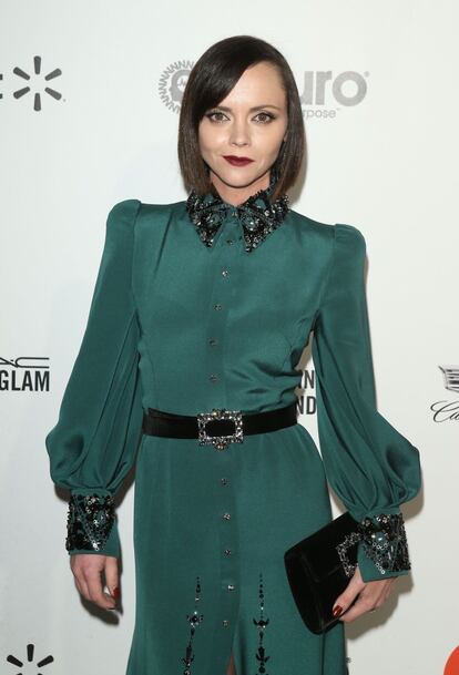 La actriz Christina Ricci llevó a la fiesta de Elton John un vestido camisero verde con detalles de pedrería negro diseñado por Gherardo Felloni para Roger Vivier.