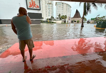 MEX9839.CANCÚN, (MÉXICO), 25/09/2024.- Un hombre observa una zona inundada debido al paso del huracán Helene, este miércoles en el balneario de Cancún, en Quintana Roo (México). La zona norte del estado de Quintana Roo, en el sur de México sufrió el paso de la tormenta Helene, que se intensificó a huracán categoría 1 en el mar Caribe, mientras se encamina hacia Estados Unidos. EFE/ Alonso Cupul