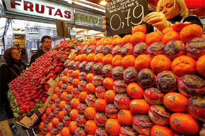 Mandarinas y fresas en un puesto de frutas del mercado de la Boquería de Barcelona.