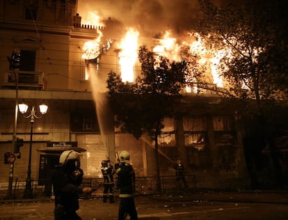 Bomberos sofocan un fuego provocado durante los disturbios en el centro de la capital griega.