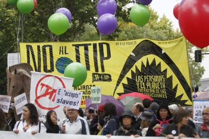 Detalle de una pancarta durante la manifestaci&oacute;n covocada hoy en Madrid, contra la pobreza, la desigualdad y el TTIP. 