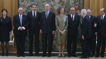 Los Reyes presidieron ayer la jura de los magistrados del Constitucional. De izquierda a derecha, Adela Asúa; Francisco Hernando; Zapatero, el Rey y la Reina, el presidente del Senado, Javier Rojo; el del Supremo, Carlos Dívar; Luis Ignacio Ortega y Francisco Pérez de los Cobos.