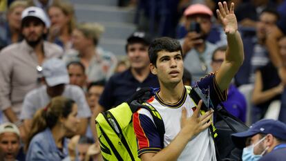 Carlos Alcaraz saluda a la afición tras su partido contra Felix Auger-Alliassime.