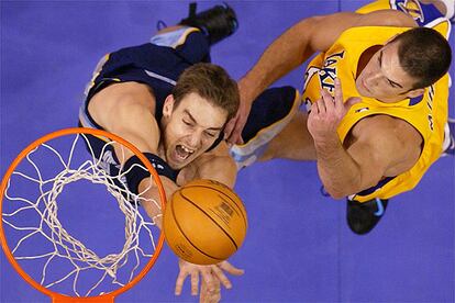 Elegido por Atlanta Hawks con el número 3 en el Draft de 2001 y traspasado posteriormente a los Grizzlies, Pau Gasol ha sido el único que ha triunfado en la NBA. Fue nombrado &#39;Rookie del Año&#39; en 2002 y seleccionado para el Equipo Ideal de Novatos de la liga americana. Tras cuatro temporadas, es una pieza clave en los Grizzlies y, por eso, le han ofrecido un multimillonario contrato.