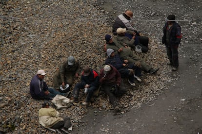 Un grupo de mineros descansan en la hora del almuerzo. Algunos consumen hoja de coca. Dicen que les ayuda para aguantar las jornadas extenuantes, el frío intenso, y los 4.000 metros de altura a los que trabajan.