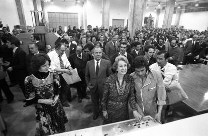 Salida de talleres del primer número de EL PAÍS, el 4 de mayo de 1976. En primera fila, Simone Ortega, esposa del fundador del diario José Ortega Spottorno, aprieta el botón de lanzamiento de la rotativa. En segunda fila, mirando hacia arriba, Jesús Polanco.