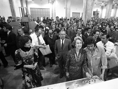 Salida de talleres del primer número de EL PAÍS, el 4 de mayo de 1976. En primera fila, Simone Ortega, esposa del fundador del diario José Ortega Spottorno, aprieta el botón de lanzamiento de la rotativa. En segunda fila, mirando hacia arriba, Jesús Polanco.