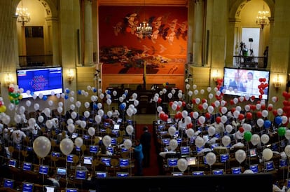 El Congreso de Colombia aprueba la convocatoria del plebiscito. 