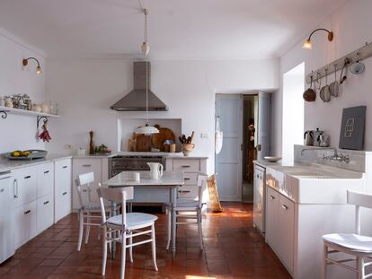 La cocina es la de la vivienda original
—incluidas las sillas, la lámpara y la mesa—
y está llena de colecciones: de tablas
de cortar, de coladores o de cerámicas de
Caterina Sciancalepore.