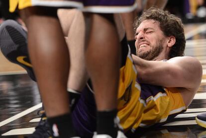 El gesto de dolor del jugador de los Lakers es notable.