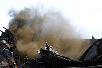 Un equipo de bomberos intentan apagar el pasado domingo el fuego provocado tras el derrame. Se calcula que se han derramado 1.500 toneladas de crudo al mar Amarillo.