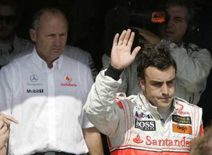 Fernando Alonso saluda al público en presencia de Ron Dennis.