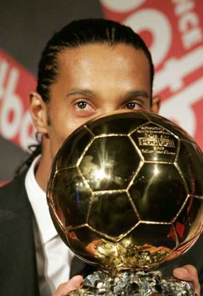 Ronaldinho, con el Balón de Oro otorgado ayer en París.