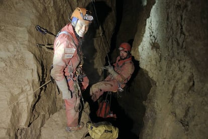 Sergio García-Dils (a la derecha), con el aventurero Jesús Calleja durante el rodaje de 'Desafío extremo' en Krùbera-Voronya, en 2013