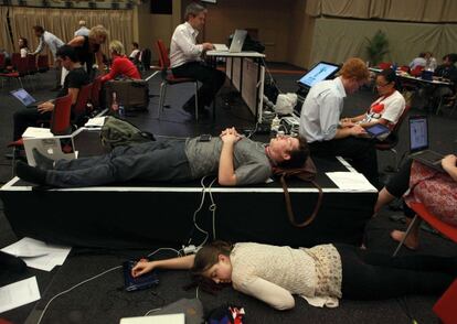 Algunos delegados siguen trabajando durante la madrugada en el d&iacute;a final de las negociaciones de la cumbre de Durban.