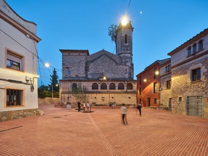 La plaza de la localidad de Riells (Girona).