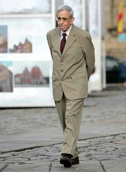 El premio Nobel de Economía de 1994, John Nash, paseando ayer en la Plaza del Obradoiro.