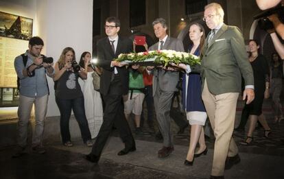 De izquierda a derecha, Bofarull, Gonzaga de Casanova-Cárdenas, Monika de Habsburgo y Veciana en el momento de la ofrenda floral.