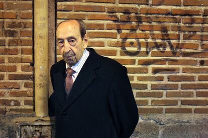 El exgeneral Alfonso Armada ante la iglesia de San Antonio de los Alemanes, en la madrileña Corredera Baja de San Pablo en febrero de 2011