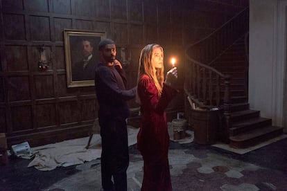 Una pieza poderosa. La recientemente estrenada segunda temporada de The OA, la misteriosa serie de Netflix desarrollada en San Francisco y creada y protagonizada por Brit Marling, tiene un protagonista inesperado: un vestido de terciopelo rojo de Gucci con un corazón azul bordado en un lateral y raja de vértigo. Parece perfecto para una fiesta, pero Marling vive con él una inquietante jornada. Para reforzar la importancia de ciertas prendas en la trama, la estilista personal de la actriz, Megan Gray, ha colaborado con la responsable de vestuario de la serie, Meghan Kasperlik. La fotógrafa Olivia Bee asistió al rodaje para retratar a Marling con el vestido en su Instagram.