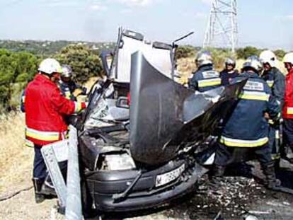 Los bomberos trabajan en el rescate de los heridos en el accidente de tráfico ocurrido ayer cerca de Boadilla del Monte.