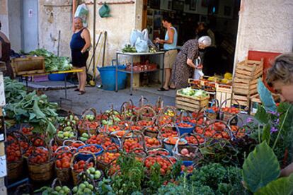 Un rincón del mercado de frutas, verduras  y flores de Castellammare del Golfo, uno de los pueblos sicilianos próximos a la Reserva dello Zingaro.