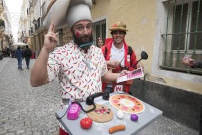 Dos asistentes al Carnaval de Cádiz disfrazados de pizzeros.